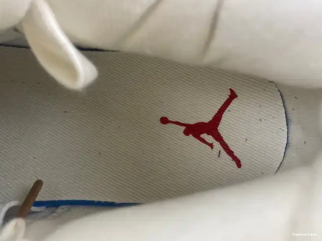 HYPE 'White' Air Jordan Levi's x 4 AO2571-100 0607
